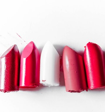 Beyaz arka planda yalıtılmış kesilmiş ruj yakın çekim