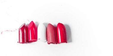 Beyaz arka planda yalıtılmış kesilmiş ruj yakın çekim