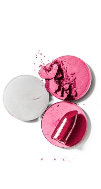 Beyaz arka planda izole edilmiş göz farı ve ruj