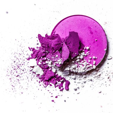 Beyaz arka planda yalıtılmış ezilmiş göz farı paleti yakın çekim