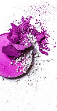 Beyaz arka planda yalıtılmış ezilmiş göz farı paleti yakın çekim