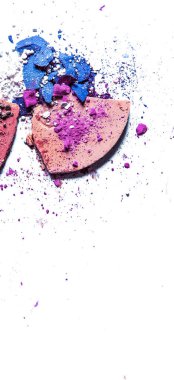 Beyaz üzerinde yalıtılmış ezilmiş göz farı paleti ve toz yakın çekim 