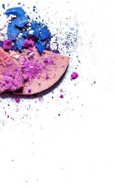 Beyaz üzerinde yalıtılmış ezilmiş göz farı paleti ve toz yakın çekim 