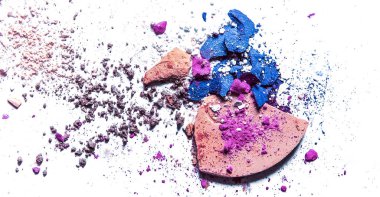 Beyaz üzerinde yalıtılmış ezilmiş göz farı paleti ve toz yakın çekim 