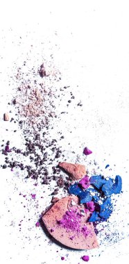 Beyaz üzerinde yalıtılmış ezilmiş göz farı paleti ve toz yakın çekim 