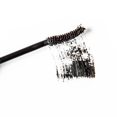 Siyah maskara fırça darbesi yakın çekim beyaz arka plan üzerinde izole