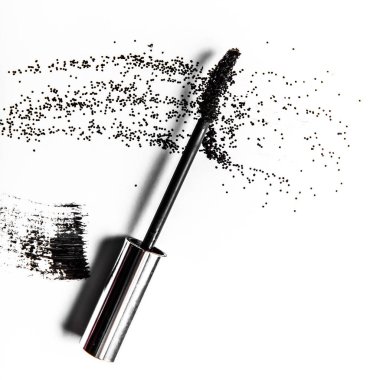 Siyah maskara fırça darbesi yakın çekim beyaz arka plan üzerinde izole