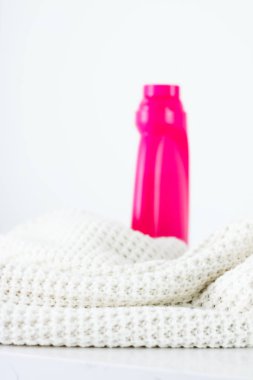 Sıcak örme giysiler ve sıvı çamaşır deterjanı