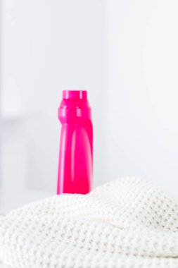 Sıcak örme giysiler ve sıvı çamaşır deterjanı