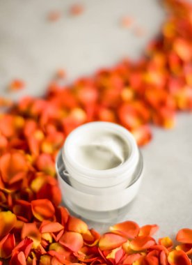 Mermer üzerinde güzellik yüz nemlendirici krem ve çiçek yaprakları, LuXu