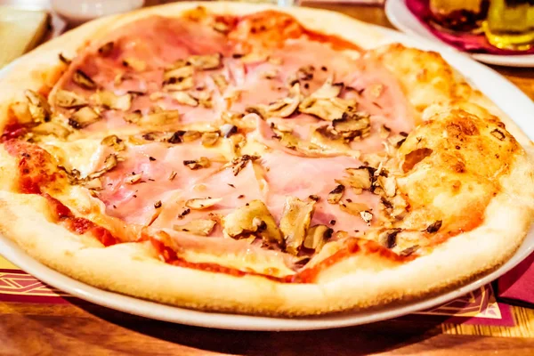 イタリアのピッツェリアの伝統的なイタリアのピザ、美食のトラブ — ストック写真