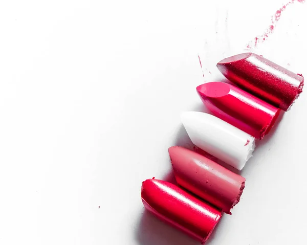 Geschnittener Lippenstift in Nahaufnahme isoliert auf weißem Hintergrund — Stockfoto