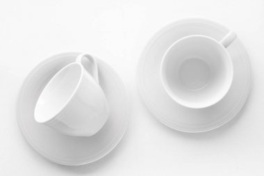 Beyaz arka plan üzerinde boş fincan ve tabak mockup, flatlay