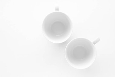 Beyaz arka plan üzerinde boş fincan ve tabak mockup, flatlay