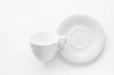 Beyaz arka plan üzerinde boş fincan ve tabak mockup, flatlay