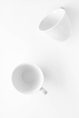 Beyaz arka plan üzerinde boş fincan ve tabak mockup, flatlay