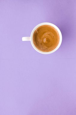 Mor arka planda kahve fincanı, üst görünüm flatlay