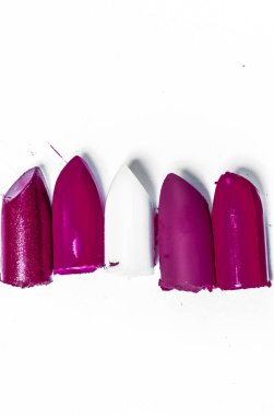 Beyaz arka planda yalıtılmış kesilmiş ruj yakın çekim