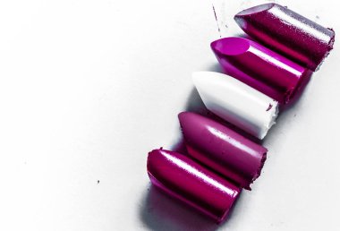 Beyaz arka planda yalıtılmış kesilmiş ruj yakın çekim