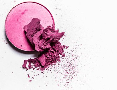 Beyaz arka planda yalıtılmış ezilmiş göz farı paleti yakın çekim