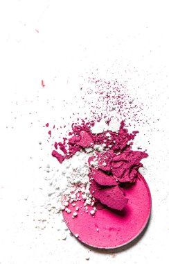 Beyaz arka planda yalıtılmış ezilmiş göz farı paleti yakın çekim