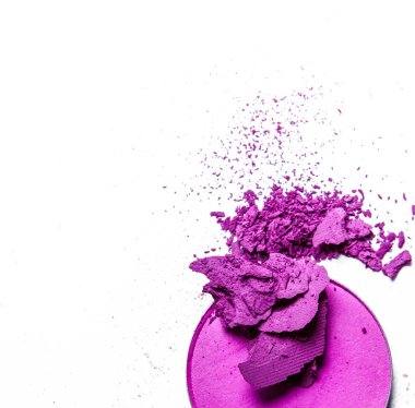 Beyaz arka planda yalıtılmış ezilmiş göz farı paleti yakın çekim