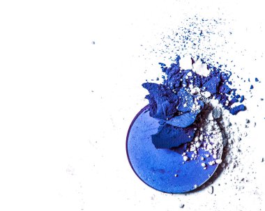 Beyaz arka planda yalıtılmış ezilmiş göz farı paleti yakın çekim