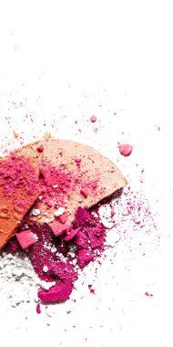 Beyaz üzerinde yalıtılmış ezilmiş göz farı paleti ve toz yakın çekim 