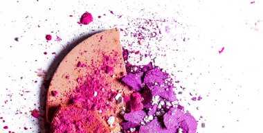 Beyaz üzerinde yalıtılmış ezilmiş göz farı paleti ve toz yakın çekim 