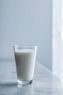 Dünya süt günü, mermer masada tam cam