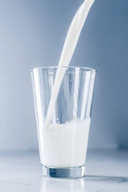 Dünya süt günü, mermer masada cam içine dökme