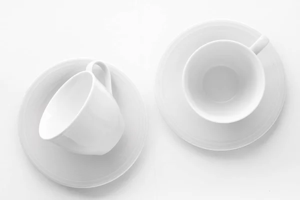 Leere Tasse und Untertasse-Attrappe auf weißem Hintergrund, flach — Stockfoto