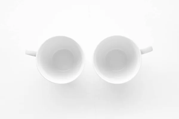 Beyaz arka plan üzerinde boş fincan ve tabak mockup, flatlay — Stok fotoğraf
