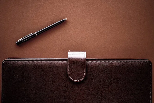 Vintage business briefcase on the office table desk, flatlay bac — Stock Photo, Image