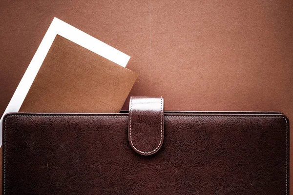 Mala de negócios vintage na mesa de escritório, flatlay bac — Fotografia de Stock