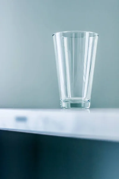Καθαρίστε άδειο γυαλί σε μαρμάρινο τραπέζι — Φωτογραφία Αρχείου