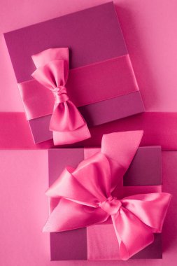 Pembe hediye kutuları, kadınsı tarzı yatık arka plan
