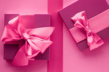 Pembe hediye kutuları, kadınsı tarzı yatık arka plan
