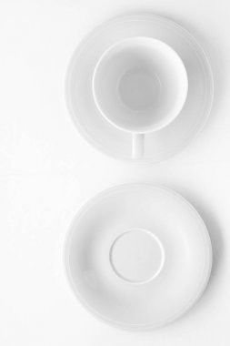 Beyaz arka plan üzerinde boş fincan ve tabak mockup, flatlay