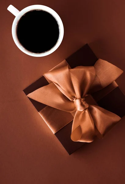 Filiżanka kawy i luksusowe pudełko na prezent flatlay tle — Zdjęcie stockowe