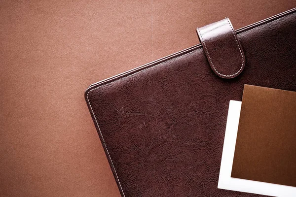 Porte-documents d'affaires vintage sur le bureau, flatlay bac — Photo