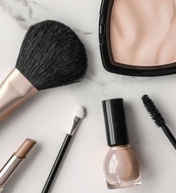 Makyaj ve kozmetik ürünleri mermer, düz arkaplan