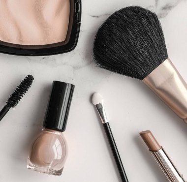 Makyaj ve kozmetik ürünleri mermer, düz arkaplan