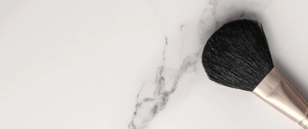 Макияж и косметика на мраморном, плоском фоне — стоковое фото