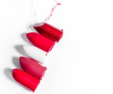 Beyaz arka planda yalıtılmış kesilmiş ruj yakın çekim