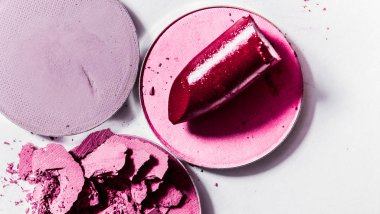 Beyaz arka planda izole edilmiş göz farı ve ruj