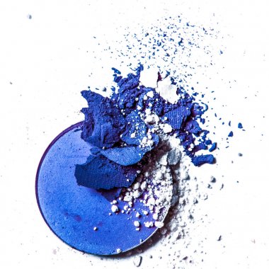 Beyaz arka planda yalıtılmış ezilmiş göz farı paleti yakın çekim