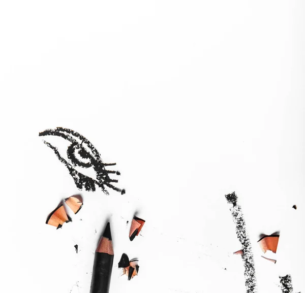 흰색 배경에 격리 된 검은 눈 연필 스트로크 클로즈업 — 스톡 사진