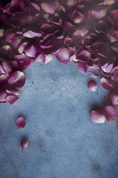 Mermer taş üzerinde gül yaprakları, çiçek arka plan