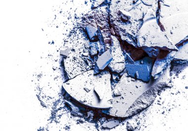 Beyaz arka planda yalıtılmış ezilmiş göz farı ve toz